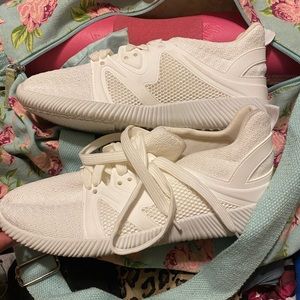 White tennis shoes